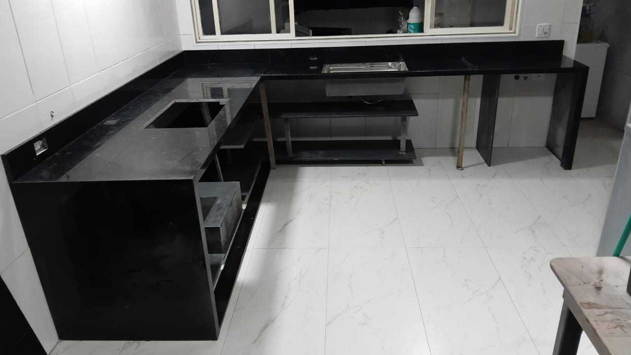 Cozinha com bancadas em pedra preta executada pela Marmoria Itagran